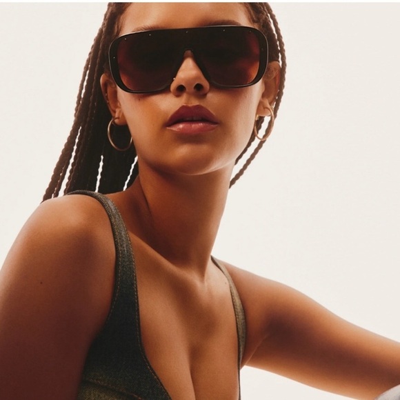 QUAY Center Stage Sunglasses Black Frame Chocolate Paprika Lens Shield NWT - Picture 8 of 8